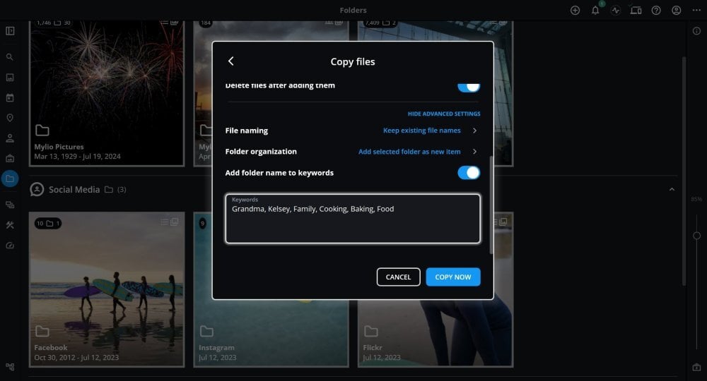 The Copy files dialog with advanced settings shown, "Add folder name to keywords" turned on, and keywords typed in the Keywords box.